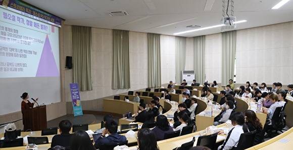 웹소설 관련 특강이 진행되고 있다. [사진=국립군산대학교 ]