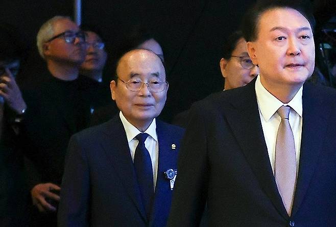 이봉관 서희건설 회장(왼쪽)이 2024년 11월 22일 윤석열 당시 대통령과 서울 중구 신라호텔에서 열린 제56회 국가조찬기도회에 입장하고 있다. 2024.11.22 [대통령실통신사진기자단] [사진=연합뉴스]