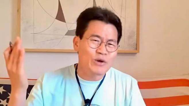 전한길 씨가 지난달 30일 미국 워싱턴에서 유튜브 라이브 방송에서 발언하고 있는 모습. (유튜브 캡처)