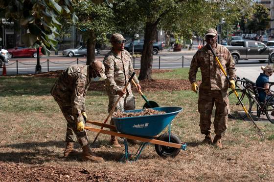 지난달 28일 미국 워싱턴 D.C.의 한 공원에서 주방위군이 낙엽 등을 청소하고 있다. [AFP=연합뉴스]