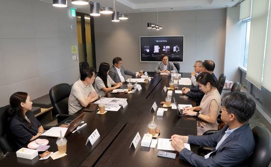 지난달 26일 중앙일보에서 열린 제65회 독자위원회. 왼쪽부터 전경주 국방연구원 연구실장, 이재국 성균관대 교수, 홍지혜 마이아트컴퍼니 대표, 지철호 법무법인 원 고문, 오세정 위원장(전 서울대 총장), 김용하 순천향대 교수, 주영환 변호사, 유재연 한양대 겸임교수, 김주형 서울대 교수. 장진영 기자