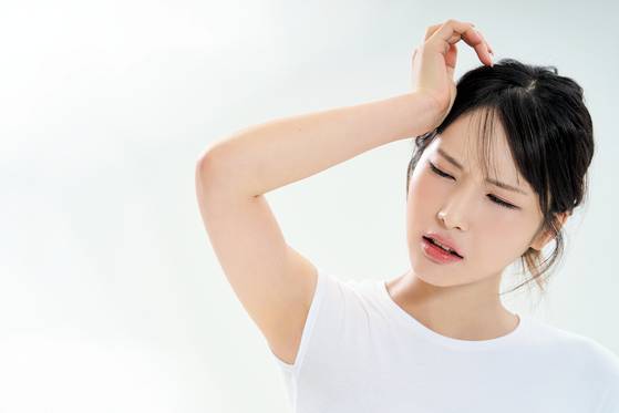 두통약 복용이 잦고 약을 먹어도 통증이 줄지 않을 때는 약물 과용 상태가 아닌지 점검해 봐야 한다. [출처 Gettyimagesbank]