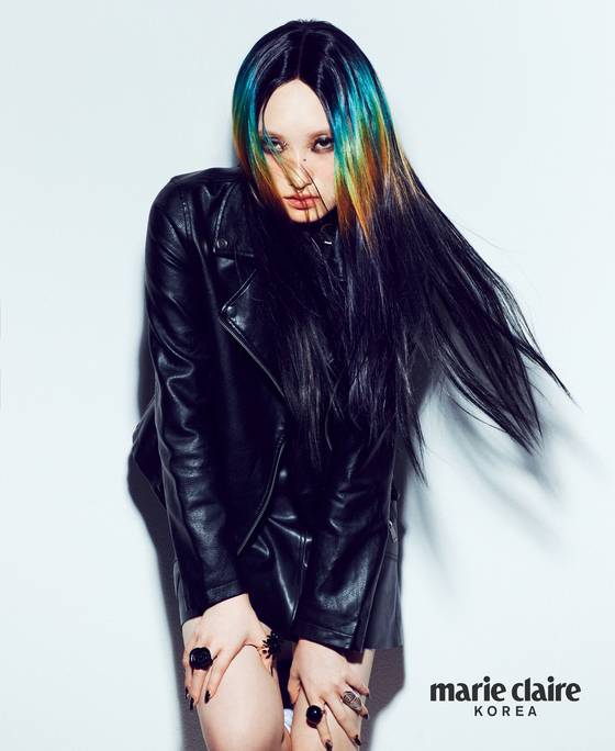 김민솔 모델은 재밌었던 작업으로 하드록·라틴팝·컨트리팝 등 다양한 음악을 콘셉트로 헤어·메이크업·의상 모두 바꿔가며 촬영한 ‘마리끌레르’ 화보를 꼽았다.