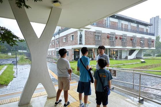 김중업건축박물관 맞은편에 있는 안양박물관 역시 김중업 건축가의 작품이다. 오동건 주임이 건물 모서리의 조각상 또한 당시 설계의 일부라고 소중 학생기자단에게 설명했다.