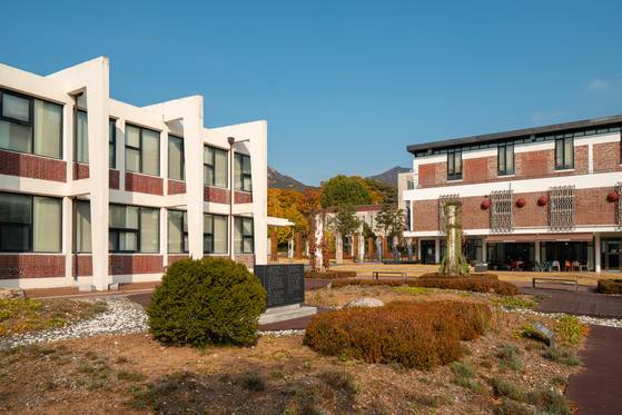 2014년 문 연 김중업건축박물관은 1959년 김중업이 설계한 유유제약 안양공장 부지로 재생건축으로도 주목받고 있다.