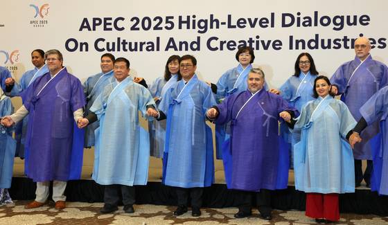 최휘영 문화체육관광부 장관이 지난달 27일 경북 경주 힐튼호텔에서 열린 'APEC 문화산업고위급대화' 본회의를 마치고 각국 대표들과 한복을 입고 기념촬영을 하고 있다. 뉴스1