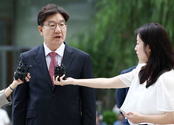권성동 국민의힘 의원이 지난달 27일 오전 서울 종로구에 마련된 김건희 특검팀(특별검사 민중기) 사무실로 통일교 부정 청탁 의혹 관련 조사를 받기 위해 출석하며 취재진 질의에 답변하고 있다. 뉴스1