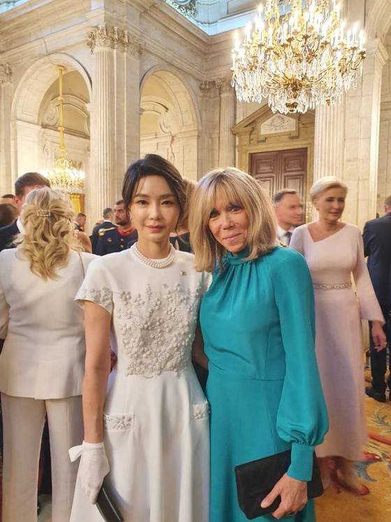 2022년 6월 28일 오후(현지시간) 김건희 여사가 스페인 마드리드 왕궁에서 열린 펠리페 6세 국왕 부부 주최 만찬에 참석해 에마뉘엘 마크롱 프랑스 대통령 부인 브리짓 마크롱 여사와 기념촬영하고 있다. 중앙포토
