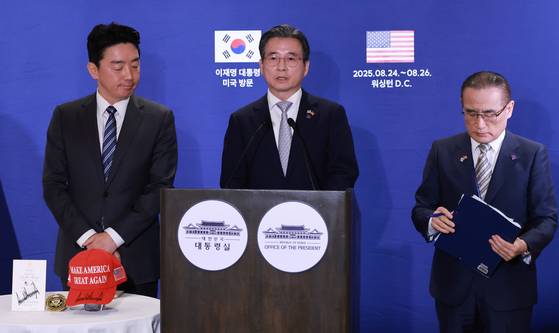 김용범 대통령실 정책실장(가운데)이 미국 워싱턴DC의 한국프레스센터가 마련된 호텔에서 한·미정상회담 관련 브리핑을 하고 있다. 김현동 기자