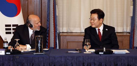 이재명 대통령이 25일(현지시간) 미국 워싱턴DC 윌라드 호텔에서 열린 한미 비즈니스 라운드 테이블에서 하워드 러트닉 미국 상무부 장관의 발언을 듣고 있다. 김현동 기자