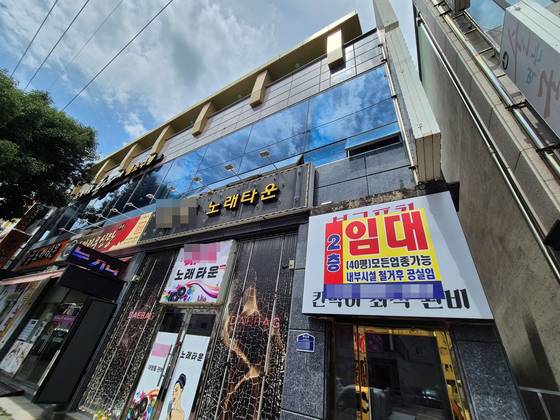 지난 21일 오후 전남 여수시 무선지구 상가 건물 곳곳에 ‘임대’ 현수막이 내걸려 있다. 황희규 기자