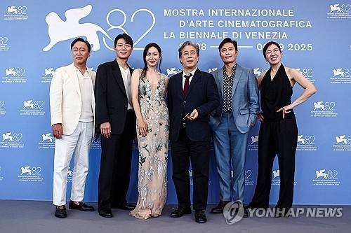 ▲ 지난 29일 베네치아국제영화제 참석한 박찬욱 감독과 ‘어쩔수가없다’ 배우들 [로이터=연합뉴스. 재판매 및 DB 금지]