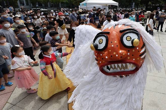 ▲ 북청사자놀음 구경하는 어린이들 [연합뉴스]