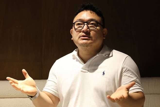 이해영 감독이 서울 성북동에 위치한 한 카페에서 한국경제신문과 인터뷰를 가지고 있다. / 사진. 문경덕 기자