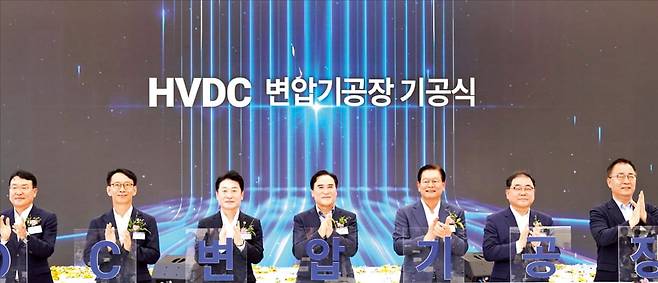 지난 7월30일 열린 효성중공업 창원 공장 HVDC 변압기 공장 기공식에서 참석자들이 박수를 치고 있다. /효성중공업 제공