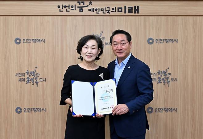 인천시립무용단의 신임 예술감독이 된 안무가 백현순(왼쪽)이 위촉장을 들고 유정복 인천시장과 기념 촬영을 하고 있다. / 사진출처. 인천문화예술회관.