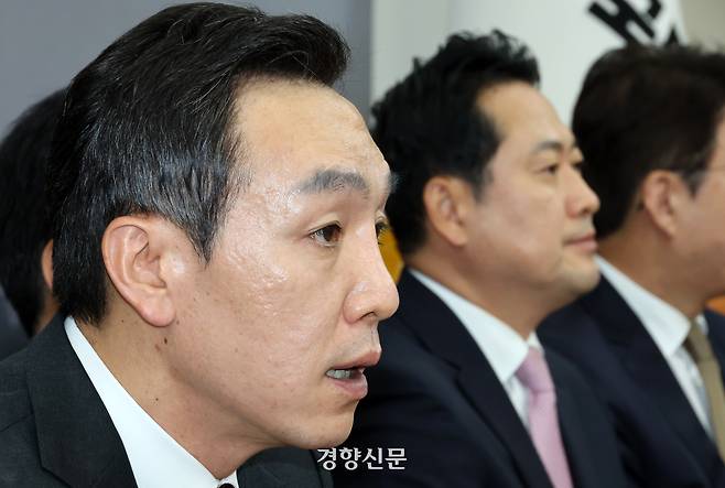김민수 국민의힘 최고위원(왼쪽)이 1일 국회에서 열린 최고위원회의에서 발언하고 있다. 박민규 선임기자