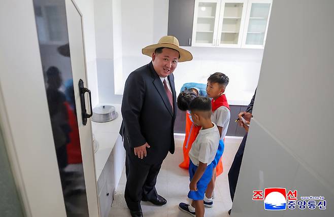 함경남도 낙원군에 세워진 대규모 바다 양식기지인 낙원군바다가양식사업소 준공식이 30일 김정은 북한 국무위원장이 참석한 가운데 열렸다고 조선중앙통신이 31일 보도했다. 연합뉴스