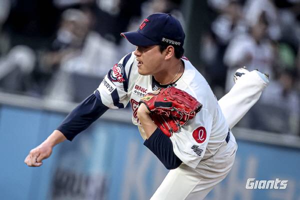 지난 31일 부산 사직구장에서 열린 두산전에서 롯데 선발 나균안이 힘껏 공을 던지는 모습. 롯데 자이언츠 제공