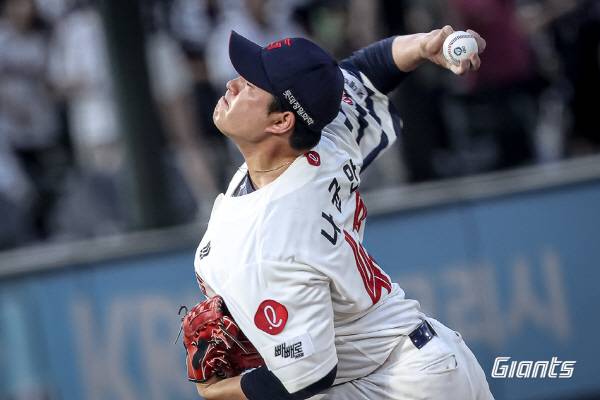 지난 31일 부산 사직구장에서 열린 두산전에서 롯데 선발 나균안이 힘껏 공을 던지는 모습. 롯데 자이언츠 제공