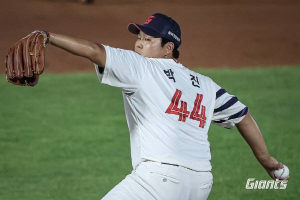 지난 31일 부산 사직구장에서 열린 두산전에서 롯데 투수 박진이 나균안이 갑작스레 교체되자 마운드를 이어받은 박진이 힘껏 공을 던지고 있다. 롯데 자이언츠 제공