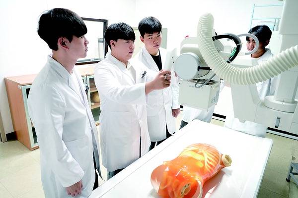 가야대학교 방사선학과 학생들이 실습 수업을 하고 있다. 가야대 제공