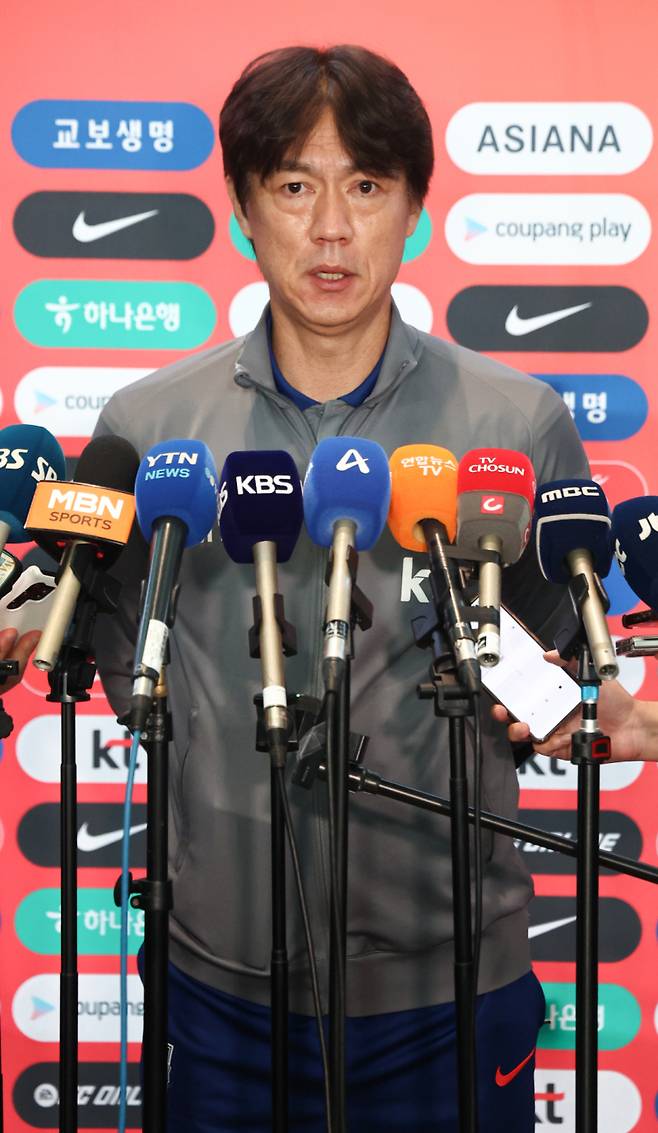 대한민국 축구대표팀 홍명보 감독이 미국·멕시코와 평가전을 위해 1일 인천국제공항 2터미널을 통해 출국하기에 앞서 취재진과 인터뷰하고 있다. 연합뉴스
