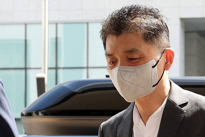 카카오 창업자 김범수 경영쇄신위원장이 지난달 29일 오후 서울 양천구 서울남부지법에서 열린 1심 결심공판에 출석하고 있다. 연합뉴스