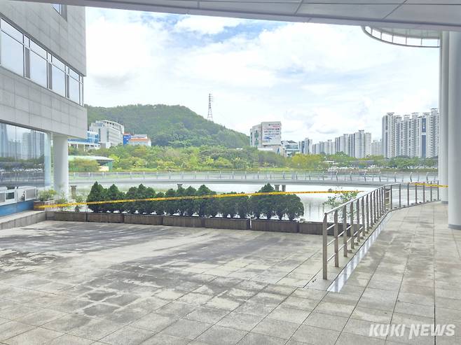 전남도의회 옆 남악저수지에서 30대 공무원이 숨진 채 발견되면서 저수지 안전관리가 도마에 올랐다. 사고 현장 인근에는 접근을 막는 폴리스라인이 설치돼 있다. /신영삼 기자