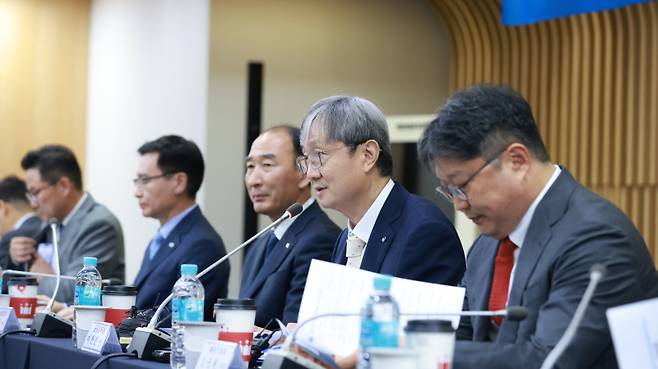 이찬진 금융감독원장이 1일 오후 생·손보협회장과 16개 주요 보험사 CEO가 참석한 간담회를 열고, 보험산업 현안과 발전방안을 논의했다. 금융감독원 제공