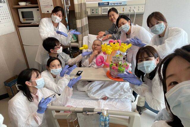 세브란스병원 소아청소년 완화의료팀 ‘빛담아이’ 의료진이 최근 서울 서대문구 병원에서 정소율양의 생일을 축하하고 있다. 빛담아이 제공