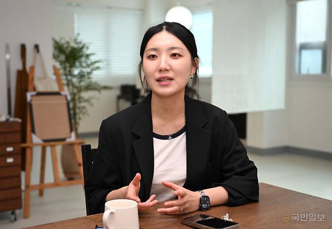 서인영 작가가 지난 28일 서울 광진구 자양동의 작업실에서 사진전을 열게 된 계기를 이야기하고 있다. 신석현 포토그래퍼