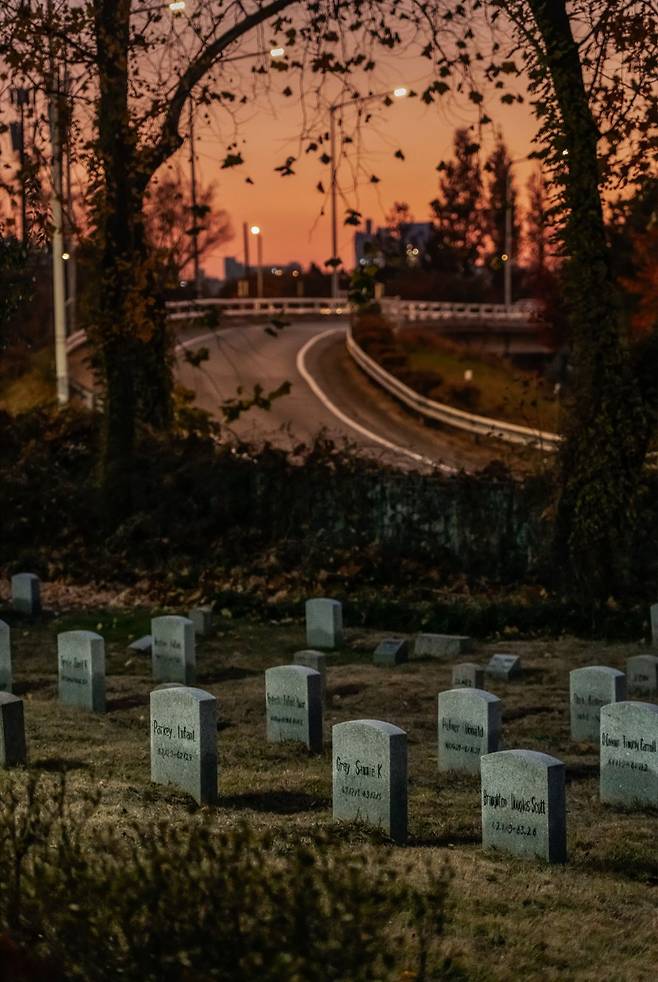 서 작가의 사진 작품들. 한 여성이 눈보라 치는 벌판 위에 무릎 꿇고 앉아 있는 모습으로 모델은 서 작가의 동생이다. 아래는 노을 지는 서울 양화진선교사묘원의 선교사 후손 묘비를 찍은 사진. 서 작가 제공