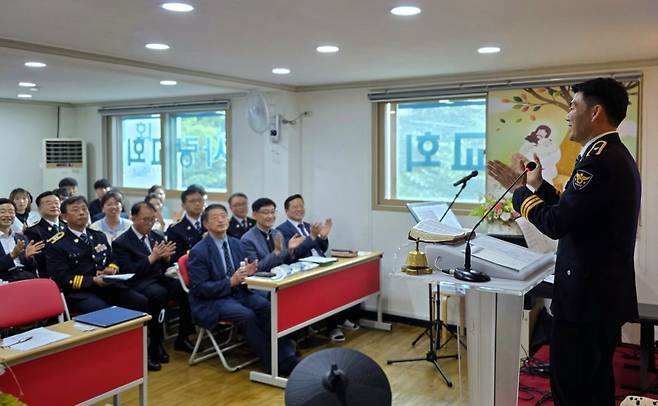 양성문 경위가 31일 서울 성동구 사랑교회에서 '오병이어와 행진'을 주제로 간증하고 있다.