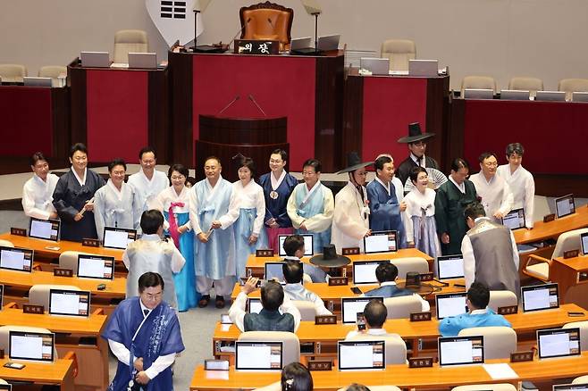 1일국회 본회의장에서 열린 제429회 정기국회 개회식에서 한복을 입은 의원들이 기념촬영 하고 있다. 연합뉴스