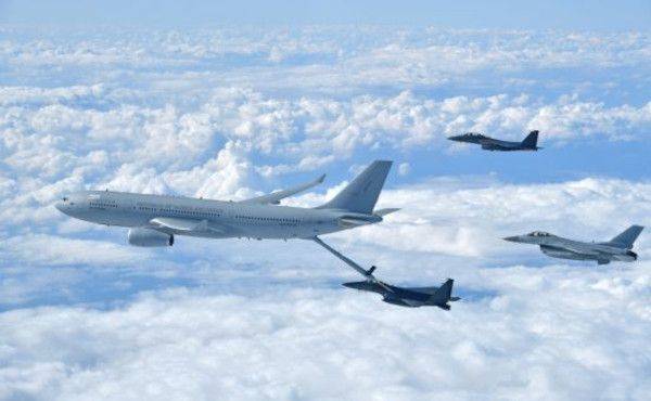KC-330 상공에서 공중급유기가 F-15K 전투기에 급유를 하고 있다. 공군 제공
