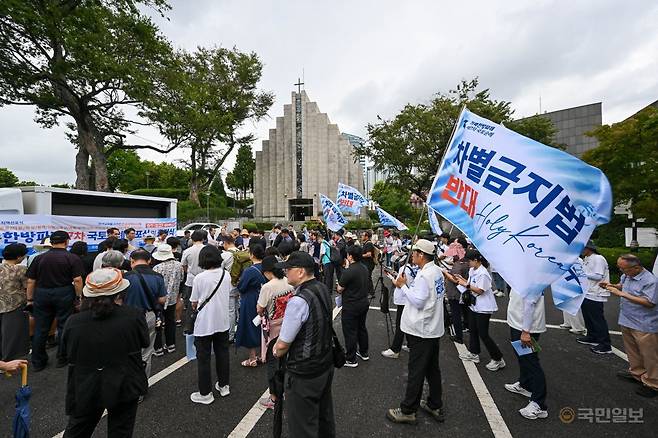 국토순례 참가자들이 선교사묘원을 나서고 있다. 아래 사진은 이날 출정식 모습. 신석현 포토그래퍼