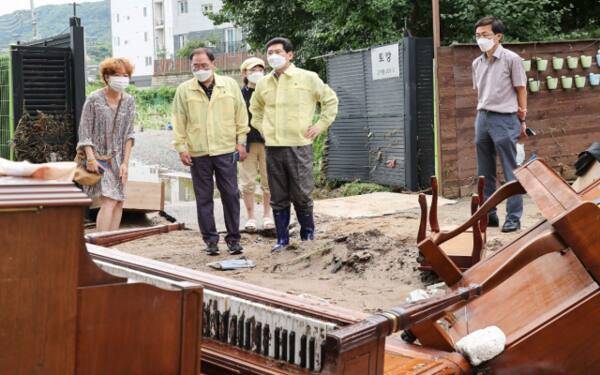 지난 2022년 8월10일 이상일 시장(가운데)이 수지구 동천동 수해 현장 일대를 찾아 현장 피해 및 복구 상황을 점검하고 있다. 용인특례시 제공