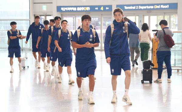 대한민국 축구 대표팀이 미국·멕시코와의 평가전을 위해 1일 인천국제공항 2터미널을 통해 출국하고 있다. 대표팀은 미국에서 오는 7일 미국, 10일 멕시코와 평가전을 치른다. 연합뉴스