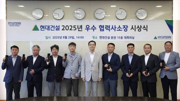 이한우(가운데) 현대건설 대표이사와 ‘최우수 소장’으로 선발된 수상자들이 기념사진을 촬영하고 있다. 현대건설