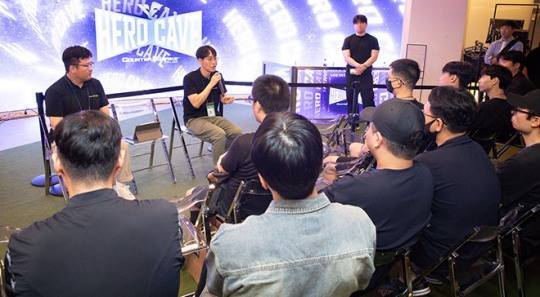 강남 포탈 PC방에서 '카운터-스트라이크 온라인' PC방 현장 행사 '히어로 케이브'가 열리고 있다. 사진 제공 : 넥슨