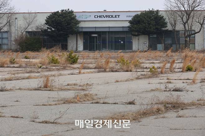 전북 군산시의 옛 한국GM 군산 자동차 공장 용지가 황폐해진 모습. 한국 GM은 2018년 전북 군산 공장을 폐쇄했다.  [한주형 기자]