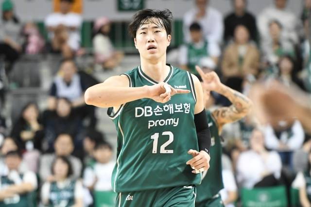 정효근은 좌절하지 않았다. 그는 “무릎을 다쳤을 때와 비교하면 이 정도는 괜찮다. 재활부터 잘해서 건강히 돌아오겠다”며 긍정적인 모습을 보였다. 사진=KBL 제공