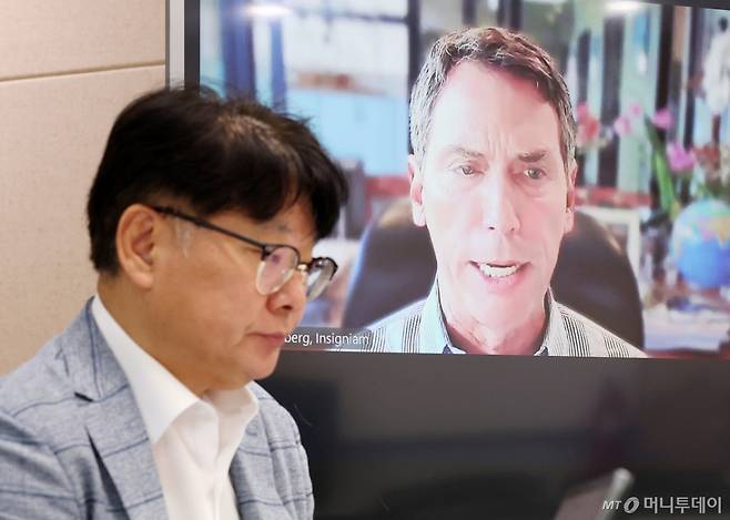 네이탄 로젠버그 인시그니엄 창업자 겸 대표 컨설턴트(사진 오른쪽)가 최근 오동희 머니투데이 선임기자 겸 GK인사이츠 사무총장과 줌(Zoom)을 통해 미국 LA와 서울을 연결한 화상인터뷰를 진행하고 있다./사진=김창현 기자 chmt@