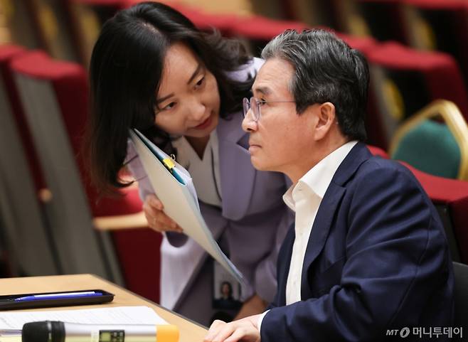 (서울=뉴스1) 허경 기자 = 김용범 정책실장과 전은수 부대변인이 20일 서울 용산 대통령실 청사에서 열린 기자간담회에 앞서 대화하고 있다. 2025.8.20/뉴스1  Copyright (C) 뉴스1. All rights reserved. 무단 전재 및 재배포,  AI학습 이용 금지. /사진=(서울=뉴스1) 허경 기자