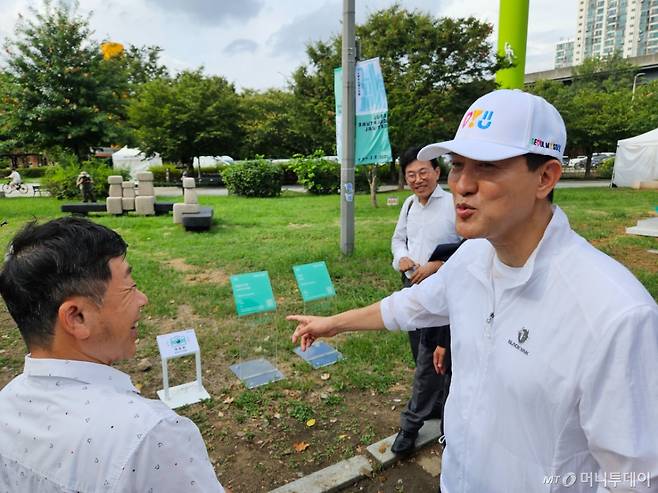 오세훈 서울시장이 1일 오후 서울 광진구 뚝섬한강공원에서 한진섭 작가(왼쪽)의 작품 '복덩이 가족'을 가르키며 말하고 있다./사진=정세진 기자