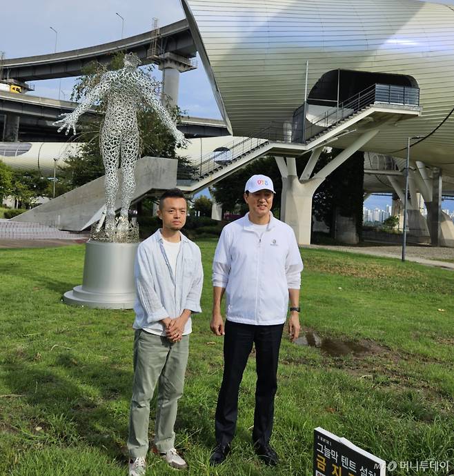'솔라리스-우화'를 조각한 이성구 작가(왼쪽)가 1일 오후 서울 광진구 뚝섬한강공원에서 오세훈 서울시장과 사진을 찍고 있다. /사진=정세진 기자