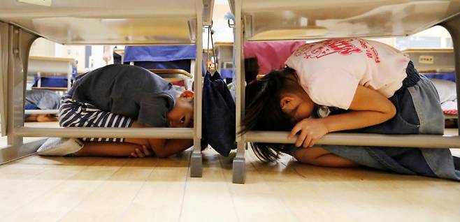 일본 관동지방에 진도 7.9의 대지진이 발생했다. 사진은 2018년 8월31일 방재의날을 하루 앞두고 일본 도쿄 한 초등학교에서 학생들이 지진 대피 훈련을 받고 있는 모습. /사진=로이터