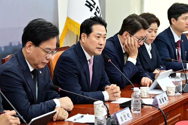 국힘 최고위 ‘대여투쟁’  : 장동혁(왼쪽 두 번째) 국민의힘 대표가 1일 오전 국회에서 최고위원회의를 주재하며 더불어민주당이 3대 특별검사법 개정을 추진하는 것을 비판하고 있다. 문호남 기자
