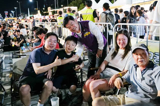 이필형(가운데) 동대문구청장이 ‘2025 동대문구 맥주축제’를 찾은 가족들과 기념촬영을 하고 있다. 동대문구청 제공